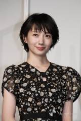波瑠、メガネ姿公開に「瞳がきれい」「透明感がすごい」