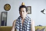 “全裸”で過ごす岡田准一、頭上にはインコ