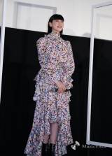 三吉彩花、重めパッツン前髪でアンニュイ　カラフルワンピも