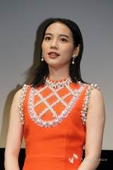 のん、セクシー×キュートのドレス　深めのスリットから美脚