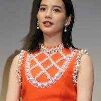 のん、セクシー×キュートのドレス　深めのスリットから美脚