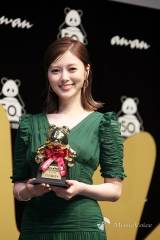 白石麻衣、乃木坂卒業後初のアワード受賞「とても嬉しい」
