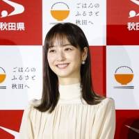 佐々木希、秋田米を試食　美味しさに思わず「すったげんめ」