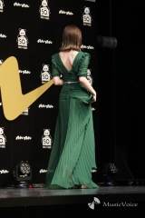 白石麻衣、美デコルテと美背中　シックなドレスで授賞式