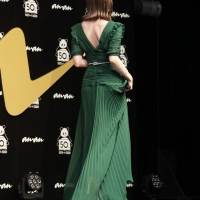 白石麻衣、美デコルテと美背中　シックなドレスで授賞式