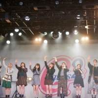 Girls２、初の生配信ライブ　仕掛けが満載なステージで魅了