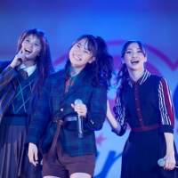 Girls２、初の生配信ライブ　仕掛けが満載なステージで魅了