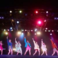 Girls２、初の生配信ライブ　仕掛けが満載なステージで魅了