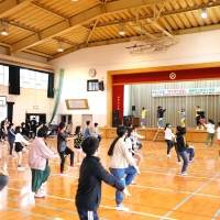 黒木啓司×NESMITH×Girls2メンバー福岡市で「夢の課外授業」