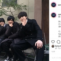 平手友梨奈、岡田将生らと“ピストルポーズ”