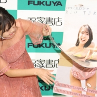 寺本莉緒「2021年カレンダー」発売記念イベント