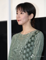 「美しいにもほどがある」吉岡里帆、胸元を大胆に