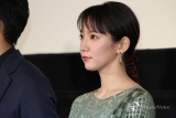 吉岡里帆、大胆Ｖ字ぱっくり　美背中あらわ「透明感ある」「美しい」
