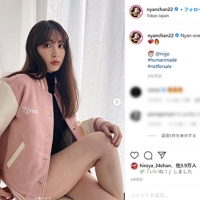 小嶋陽菜、ピンクのスタジャン＆太もも