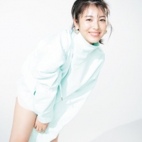 浜辺美波“美腿”披露、「こんなに寄るんだ～」超接写カットも