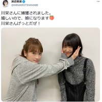 浜辺美波、川栄李奈と再会２ショット