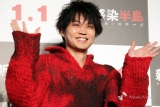 磯村勇斗、“大好きな”ゾンビに囲まれ笑顔