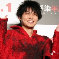 磯村勇斗、“大好きな”ゾンビに囲まれ笑顔