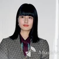橋本愛、ショートパンツ姿で美脚「脚細い～」