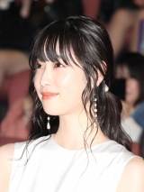 高橋ひかる、きわどミニ丈・生足美脚　エレガントさも　「脚長っ」