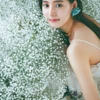 新木優子、オフィシャルカレンダー発売決定