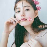 新木優子、オフィシャルカレンダー発売決定