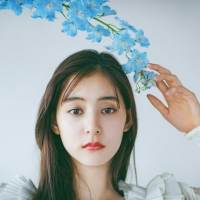 新木優子、オフィシャルカレンダー発売決定