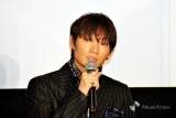 綾野剛「自分の集大成」、舘ひろしから継承したスーツで舞台挨拶