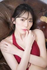 松井咲子、重版決定で赤い水着のアザーカット解禁「とても嬉しい」