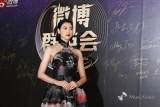 三吉彩花、レッドカーペット　背中が大きく開いたドレスで艶やかに