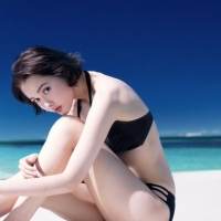 玉城ティナ、ビーチサイドで美肌を惜しみなく披露