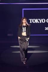 中条あやみ、トップバッター　ウエスト大胆に　クールコーデでランウェイ