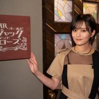 山本彩、高齢熟女バーでドラマ主題歌「ドラマチックに乾杯」を披露