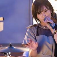 山本彩、高齢熟女バーでドラマ主題歌「ドラマチックに乾杯」を披露