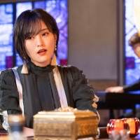山本彩、高齢熟女バーでドラマ主題歌「ドラマチックに乾杯」を披露