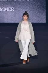 香音、背中が大胆に開いたシフォンブラウス