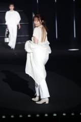 吉川愛、美背中を大胆に　オールホワイトのコーデ