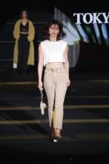 朝比奈彩、ヘルシーな肌見せ　無造作ヘアでクールに