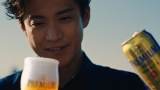 小栗旬、夕焼けのなかでビール「最高の時間でした！」