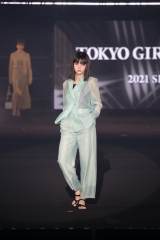池田エライザ、透け感セットアップを着こなし