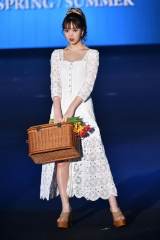 藤田ニコル、レイシーなサロペットで美脚