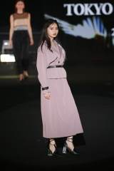 乃木坂46齋藤飛鳥、トレンチワンピをセクシーに着こなし
