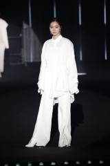 新川優愛、オールホワイトでランウェイ　美スタイル際立つ