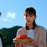 新垣結衣・中村倫也、大自然のなかでリラックス　「アサヒ十六茶」新CM