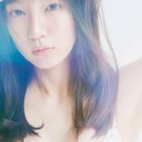 吉岡里帆、透明感　美谷間あらわのカバー　美背中も