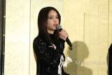山崎紘菜、背中ぱっくり和風ドレスで初日　『ブレイブ』は“青春”
