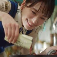 新垣結衣、手際良く料理　美味しさに悶絶「でかしたっ！」