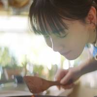 新垣結衣、手際良く料理