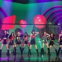 TWICE、”⾒るもの”から”体験するもの”へ　配信ライブで見せた臨場感
