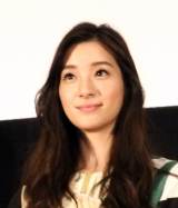 足立梨花、大胆な肌見せ　美しいボディラインに「全てが理想」